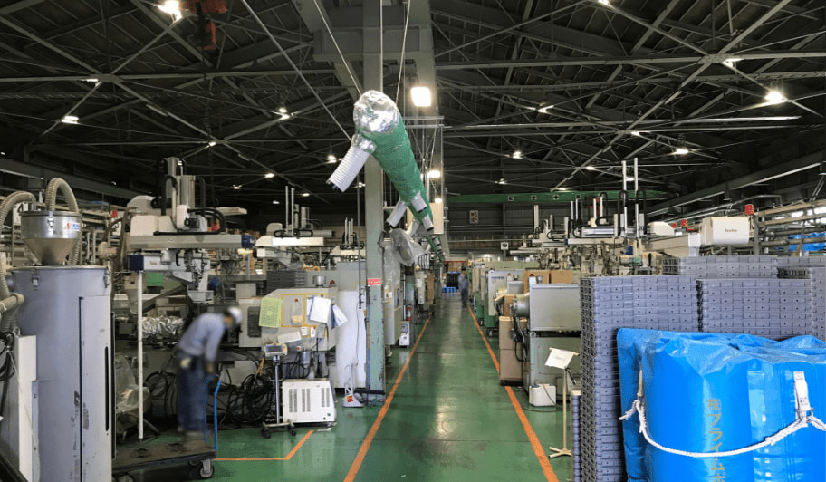 射出（インジェクション）成形工場風景
